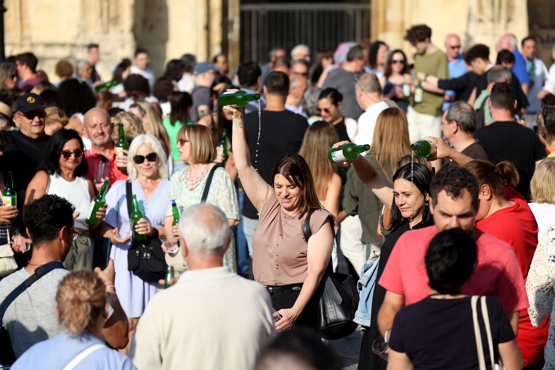 Escanciado simultáneo en Oviedo en homenaje a la cultura sidrera