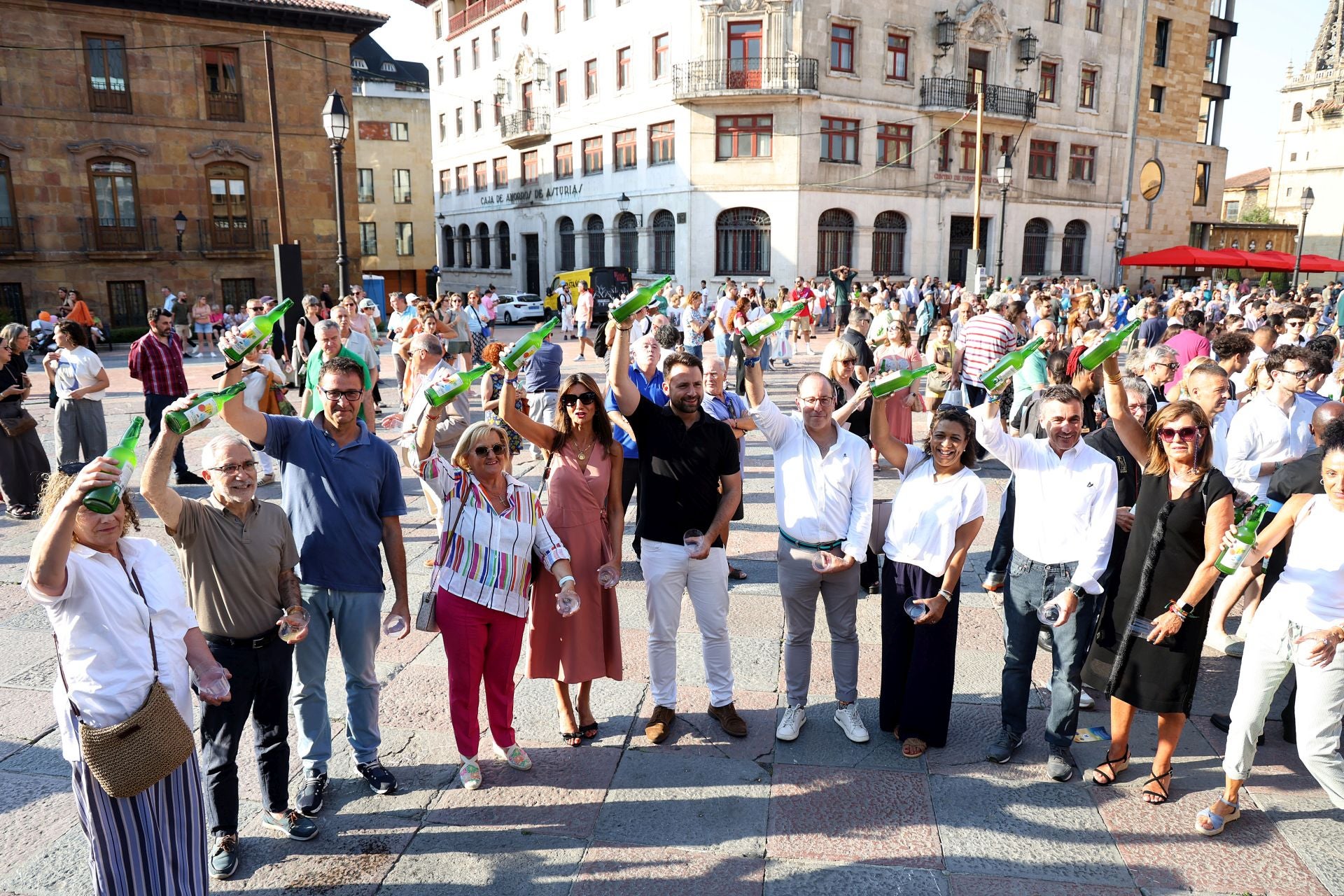 Escanciado simultáneo en Oviedo en homenaje a la cultura sidrera
