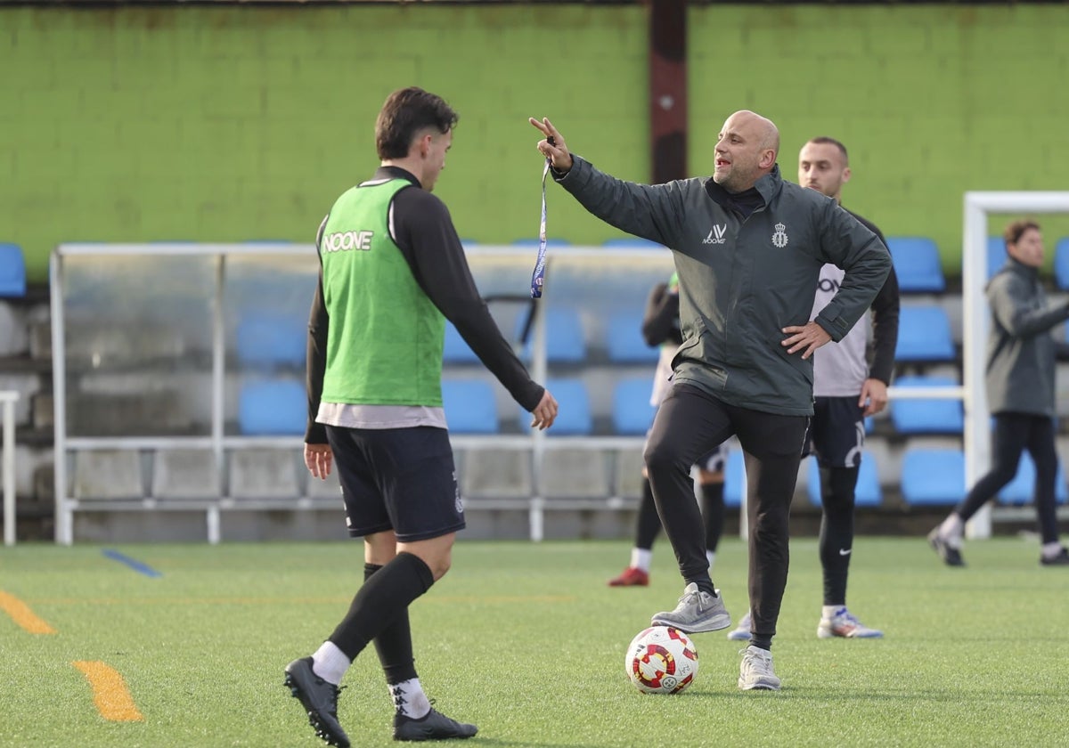 Javi Rozada, en un entrenamiento del Real Avilés la pasada temporada en La Toba.