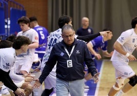 Juan Muñiz, durante un lance del derbi frente al Unión Financiera Oviedo el pasado curso.