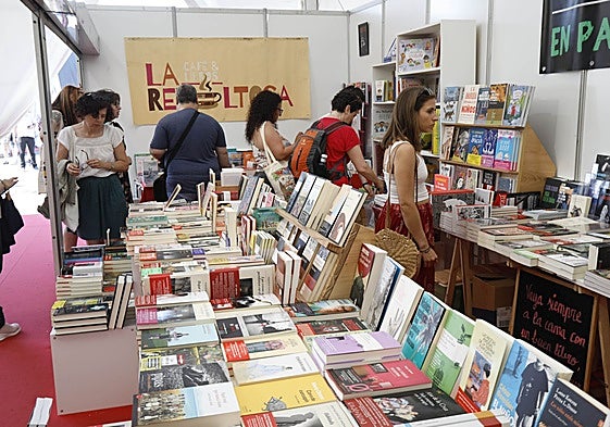 Uno de los muchos puestos de libros que ocupan el certamen.