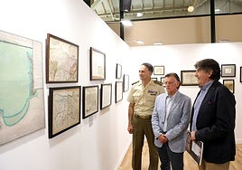 El delegado de Defensa, Juan Luis González, el edil José Ramón Prado y el arquitecto Felipe Díaz-Miranda, propietario de parte de la colección que se exhibe en Trascorrales.