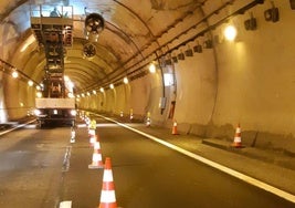 Trabajos de colocación de nuevos equipos en uno de los túneles del Huerna, con un carril cortado.