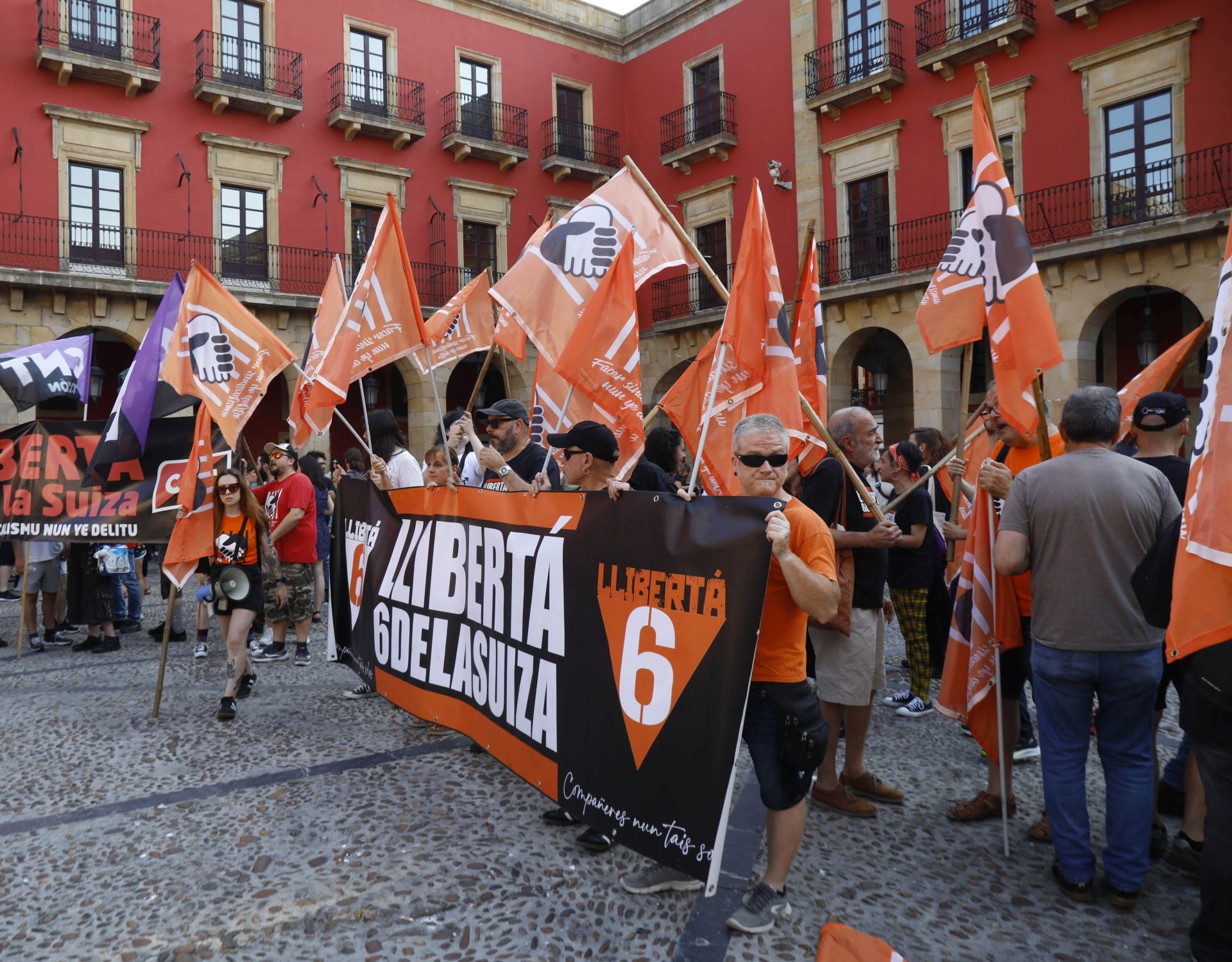 Los sindicatos claman en Gijón por la libertad de &#039;las seis de la Suiza&#039;
