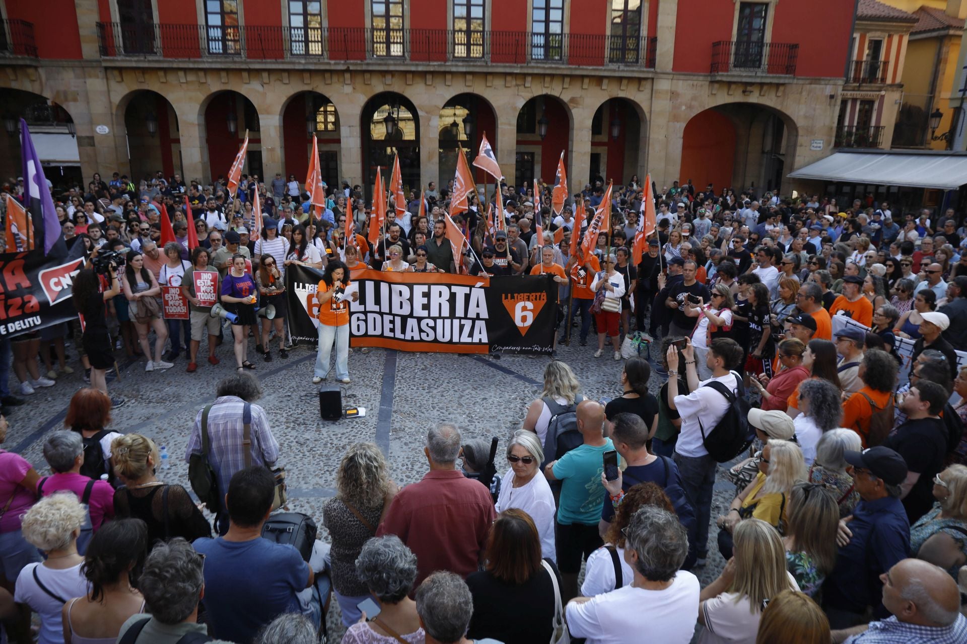 Los sindicatos claman en Gijón por la libertad de &#039;las seis de la Suiza&#039;