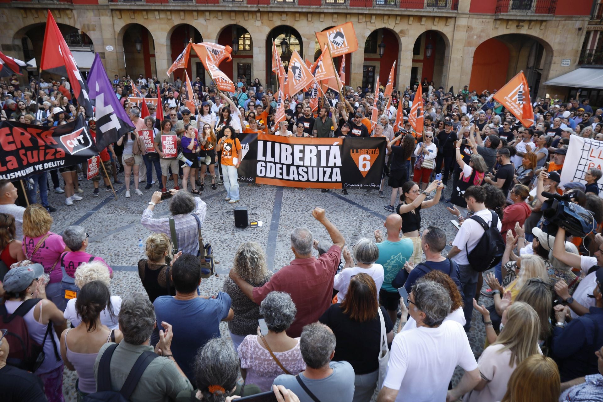 Los sindicatos claman en Gijón por la libertad de &#039;las seis de la Suiza&#039;