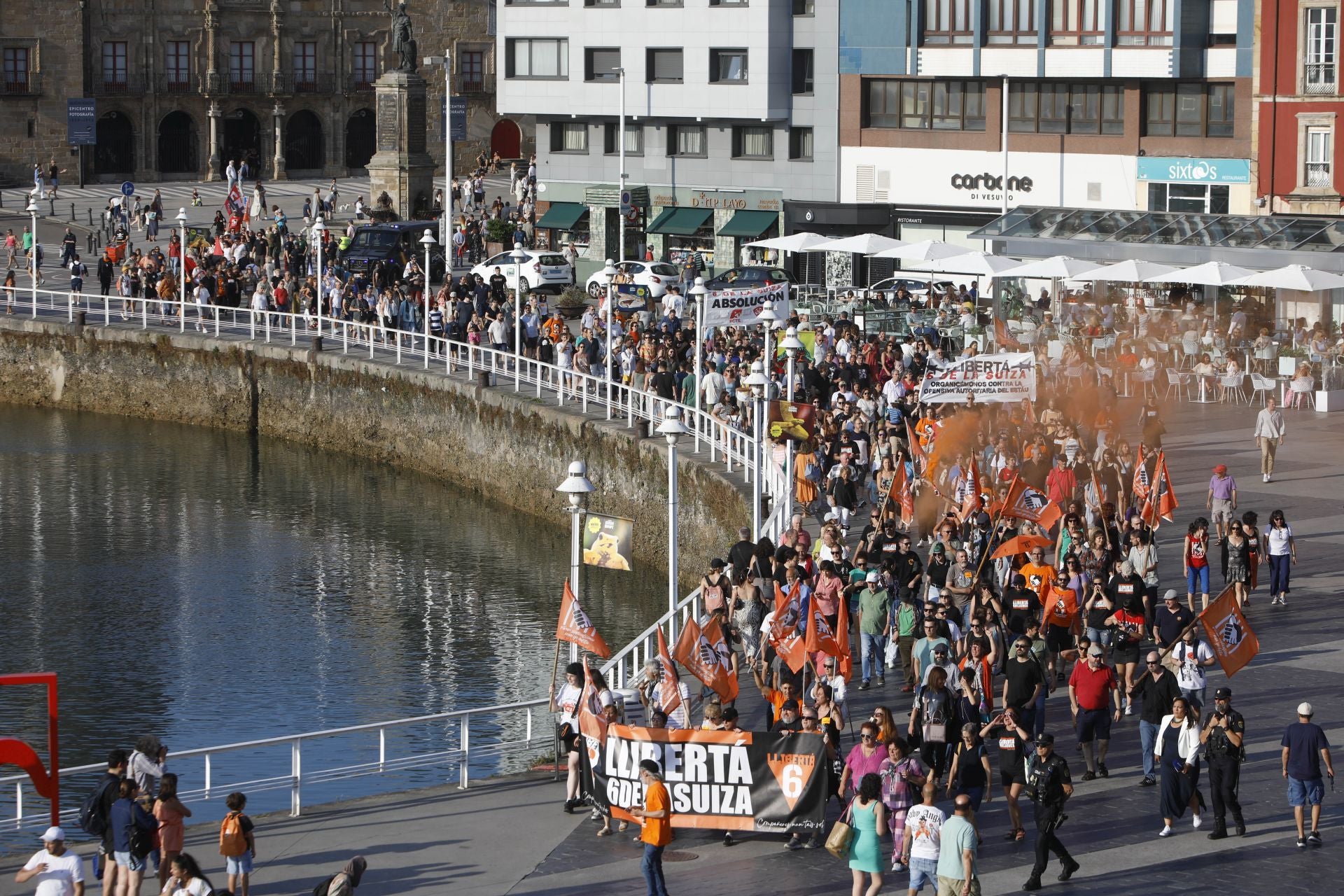 Los sindicatos claman en Gijón por la libertad de &#039;las seis de la Suiza&#039;