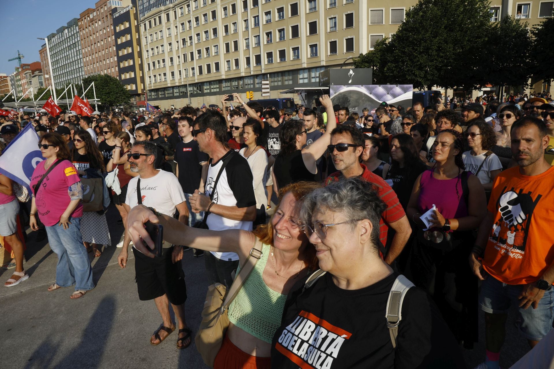 Los sindicatos claman en Gijón por la libertad de &#039;las seis de la Suiza&#039;