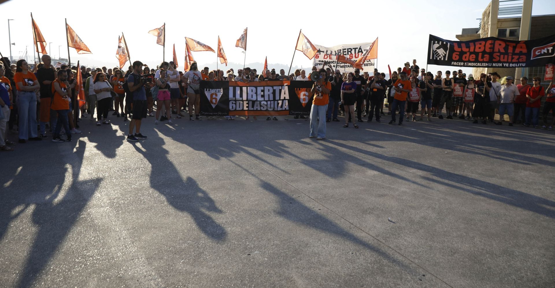 Los sindicatos claman en Gijón por la libertad de &#039;las seis de la Suiza&#039;