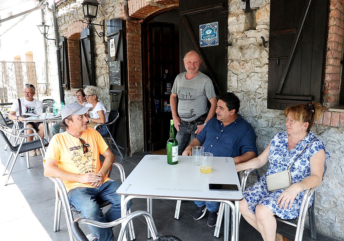 José María Iglesias, Orlando Muñiz y María Ángeles Fernández, sentados en una mesa en Las Caldas, conversando sobre la peligrosidad del río.