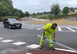 Trabajadores ultimando los últimos retoques a la rotonda donde se colocará a la Pitufina