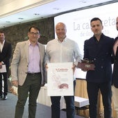 Ángel M. González, David y Víctor Menéndez, de La Tabla, con el diploma y el premio, y Jesús Martínez Salvador.