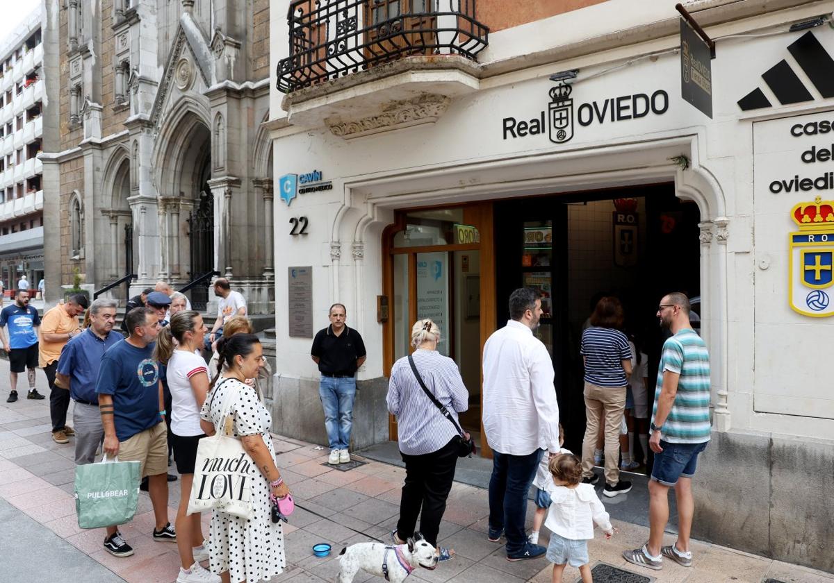 La cola ante la tienda del Real Oviedo en la calle de Caveda fue constante desde antes de su apertura.