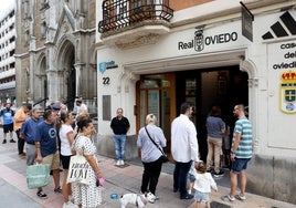La cola ante la tienda del Real Oviedo en la calle de Caveda fue constante desde antes de su apertura.