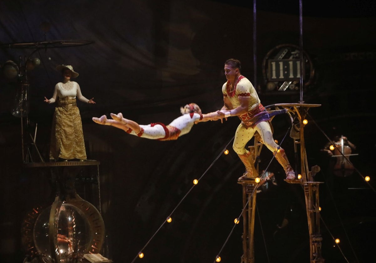 El número 'Dúo de cuna' del espectáculo 'Kurios'.