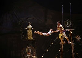 El número 'Dúo de cuna' del espectáculo 'Kurios'.