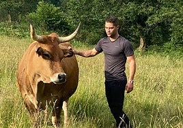 El secretario general de URA, con uno de sus animales.
