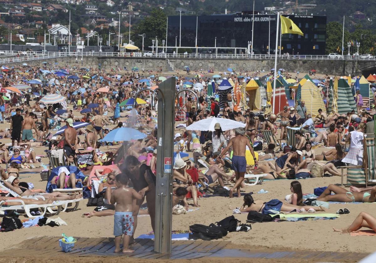 La playa de San Lorenzo de Gijón, llena este jueves.