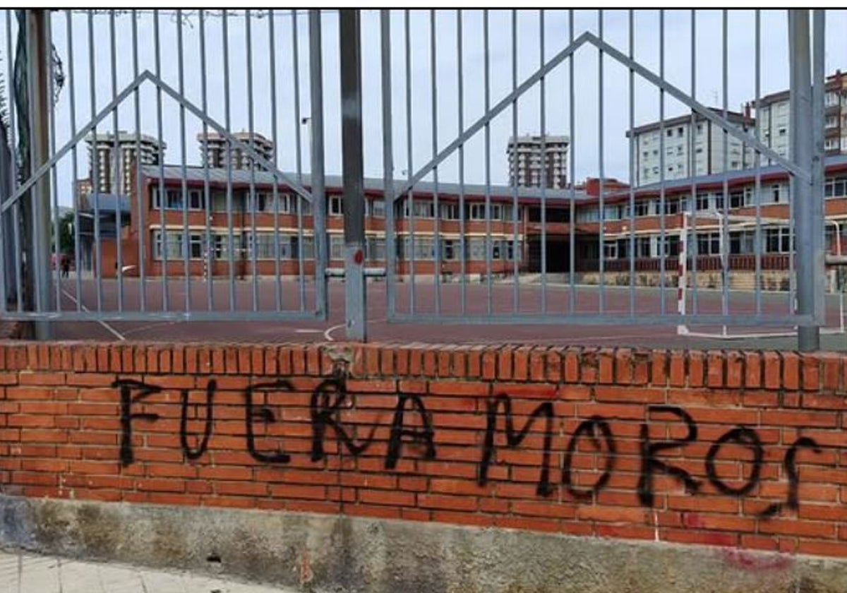 Pintada xenófoba en el colegio Pumarín, en Gijón.