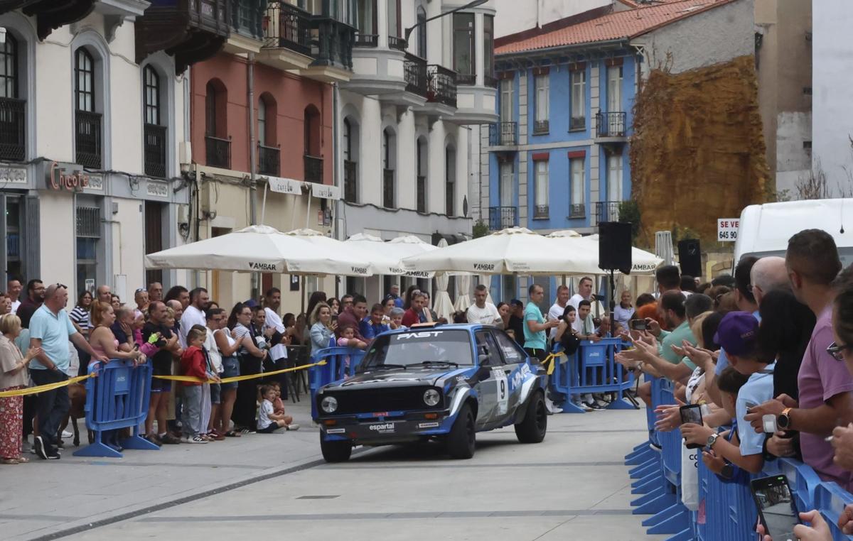 El local Daniel Alonso fue el piloto más aplaudido durante la ceremonia de salida, de nuevo un éxito en la Plaza Pedro Menéndez.