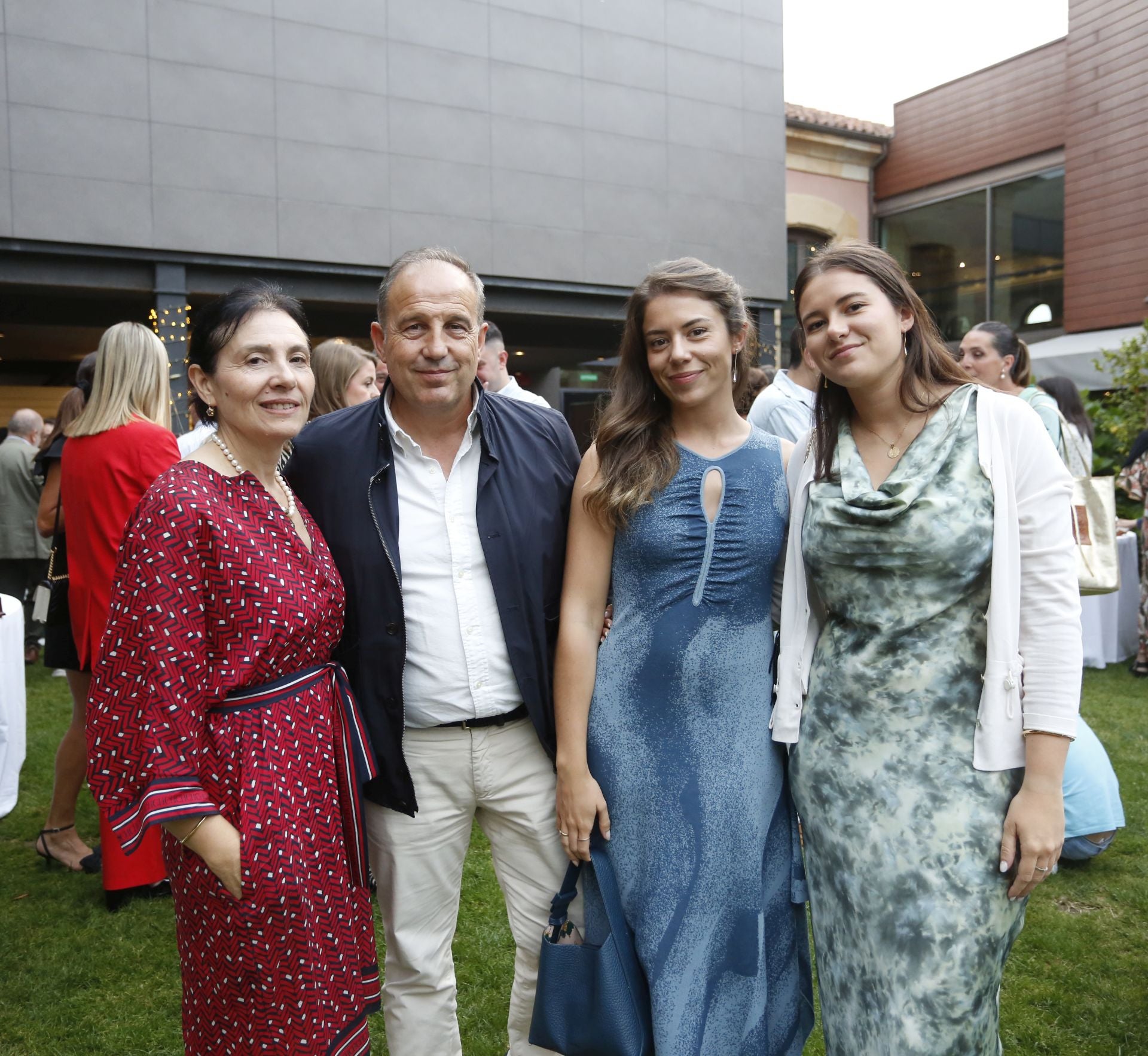 Pilar Andrés y Víctor Antuña con sus hijas Irene y Victoria (Hotel Villa del Marqués-Muros del Nalón)