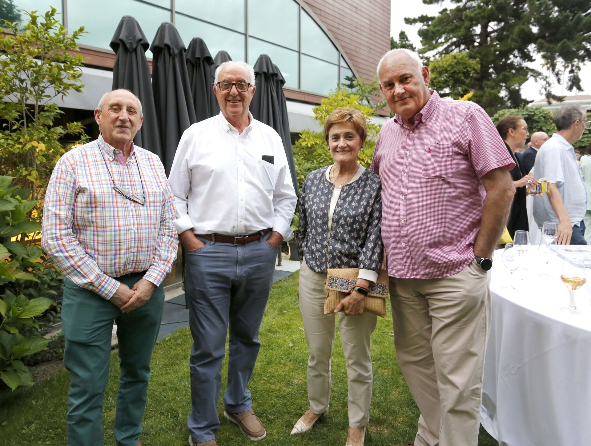 José Vicente González, Pepe Sariego y Manuela Mallada, de la Cofradía Amigos de los Nabos, y Javier del Valle (Dendecagüelu).