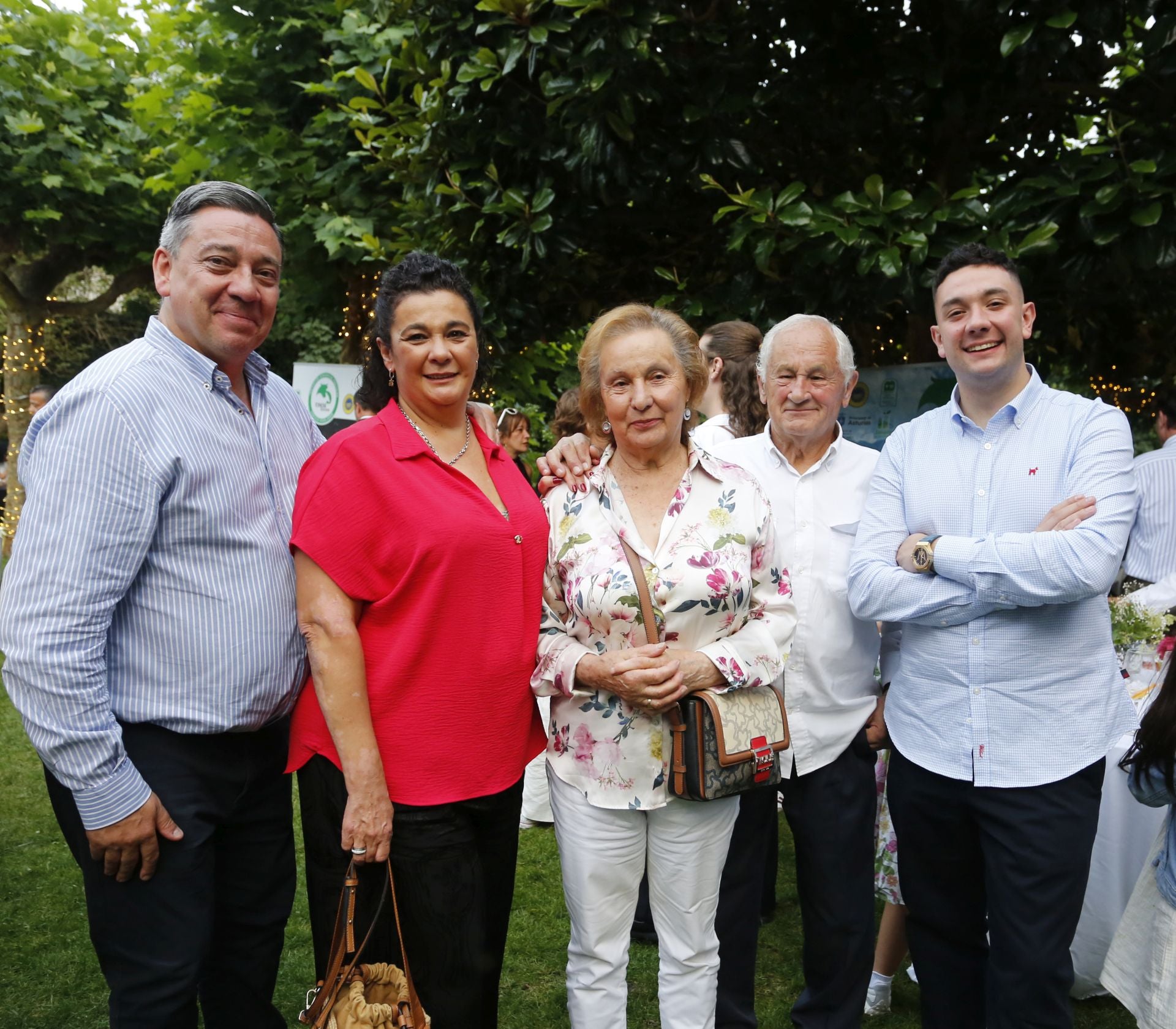 Por la derecha, Alejandro Villa (El Pandora, Caldereta a la Proyección) con sus abuelos Emilio y Marité, y sus padres, Cristina y Alberto.