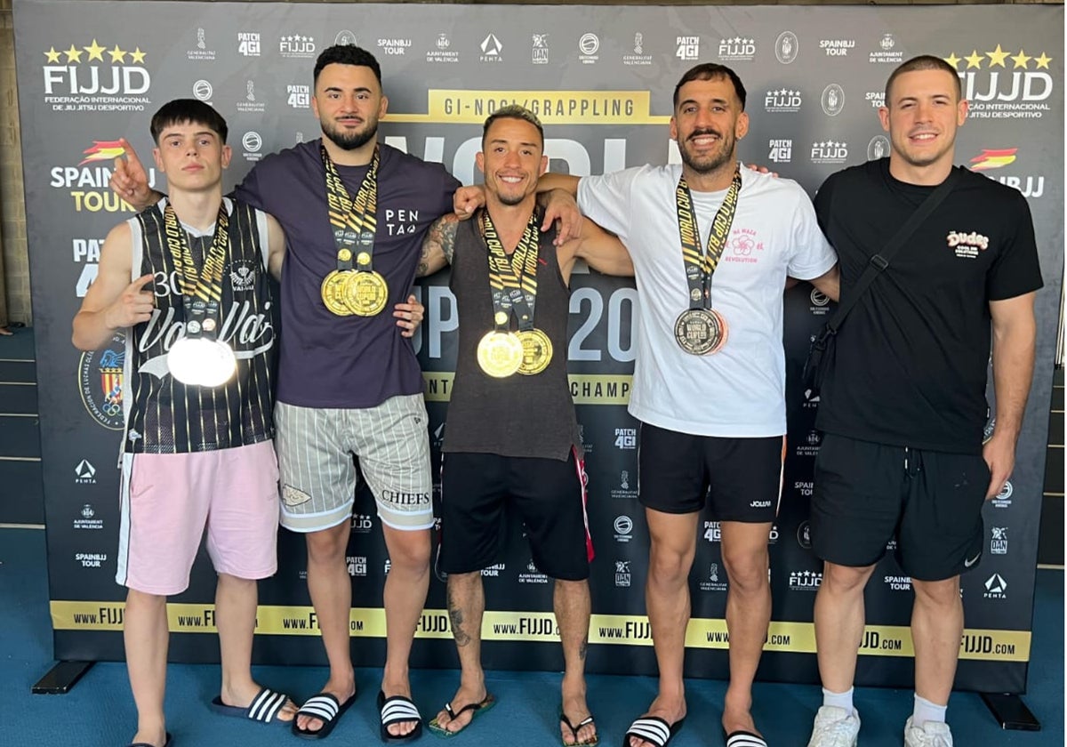 En la foto superior, Narcisio en medio, con Ayusto y Mateo a su izquierda, con sus repectivas medallas.