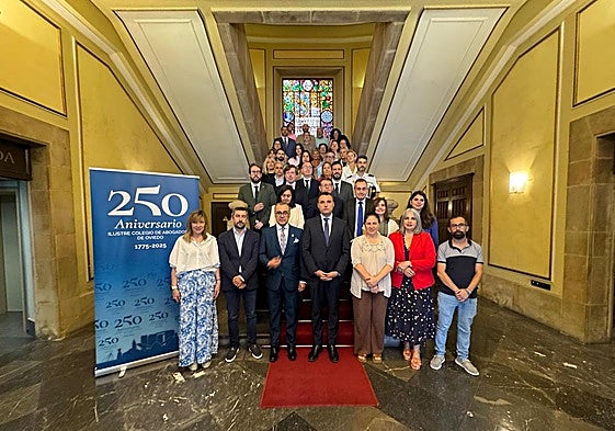 Foto de familia de la directiva del Colegio de Abogados de Oviedo con miembros de la Corporación municipal.
