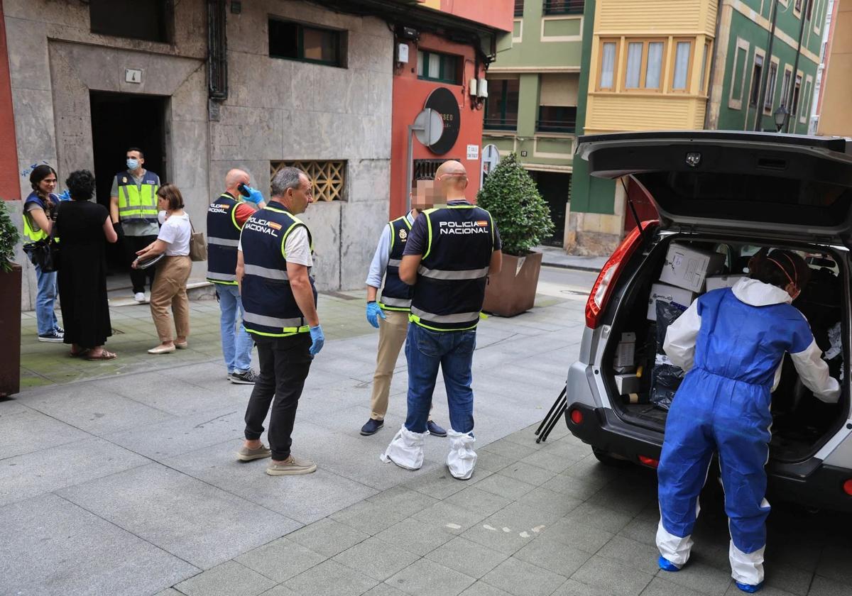 Policía y autoridad judicial durante la inspección en el piso de la calle Contracay de Gijón, donde encontraron el cuerpo sim vida de Susana Sierra.