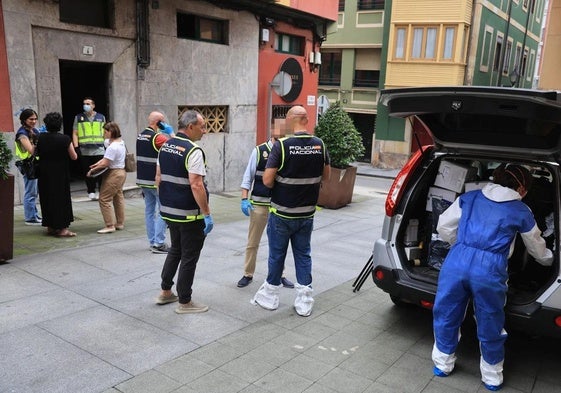 Policía y autoridad judicial durante la inspección en el piso de la calle Contracay de Gijón, donde encontraron el cuerpo sim vida de Susana Sierra.
