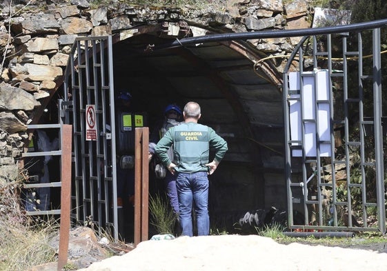 Un agente de la Guardia Civil entra a la mina de Cerredo.