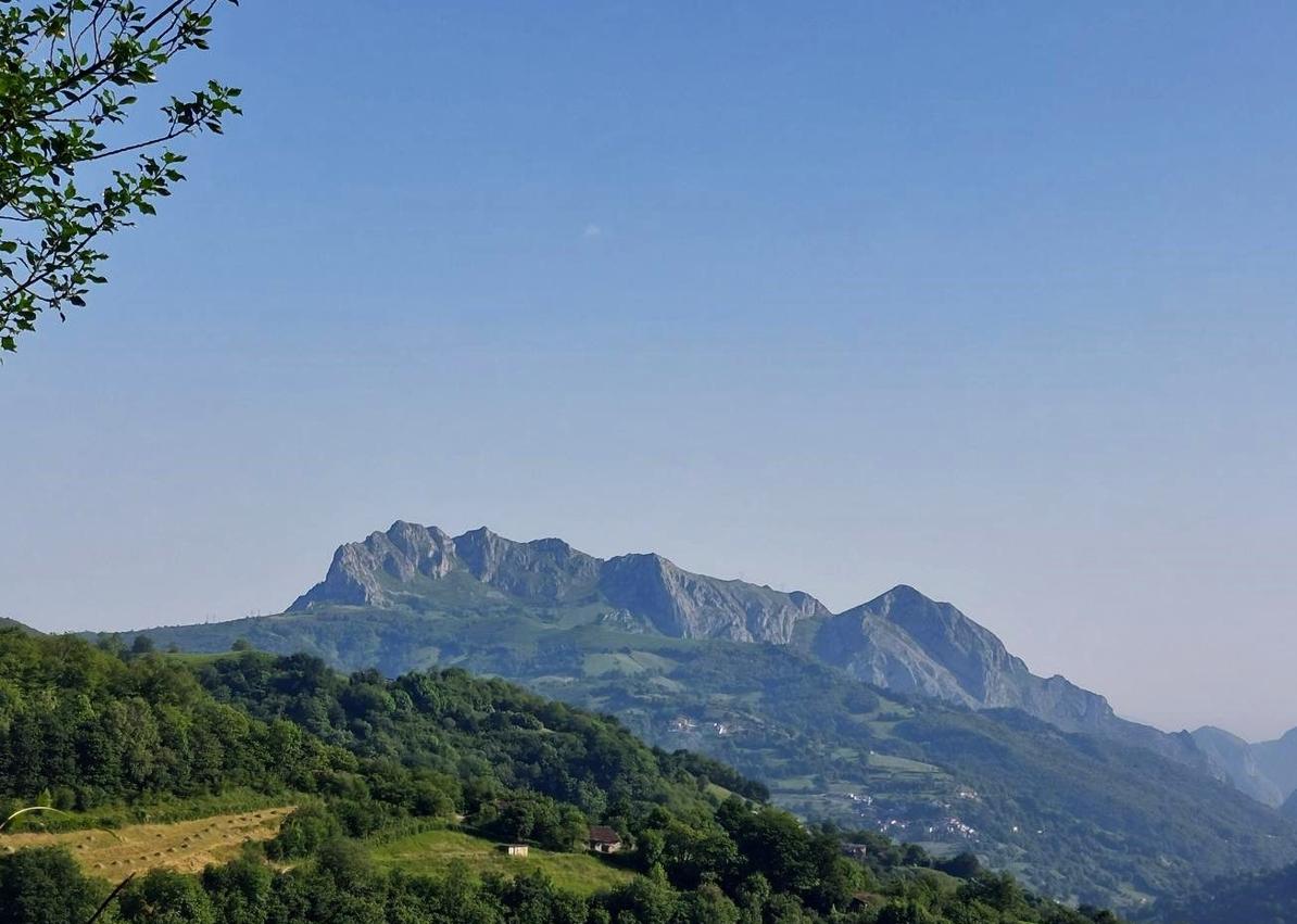 Imagen secundaria 1 - Cima del pico Santiago// vistas al Monsacro durante la ruta/ minas prehistóricas de Texeo.