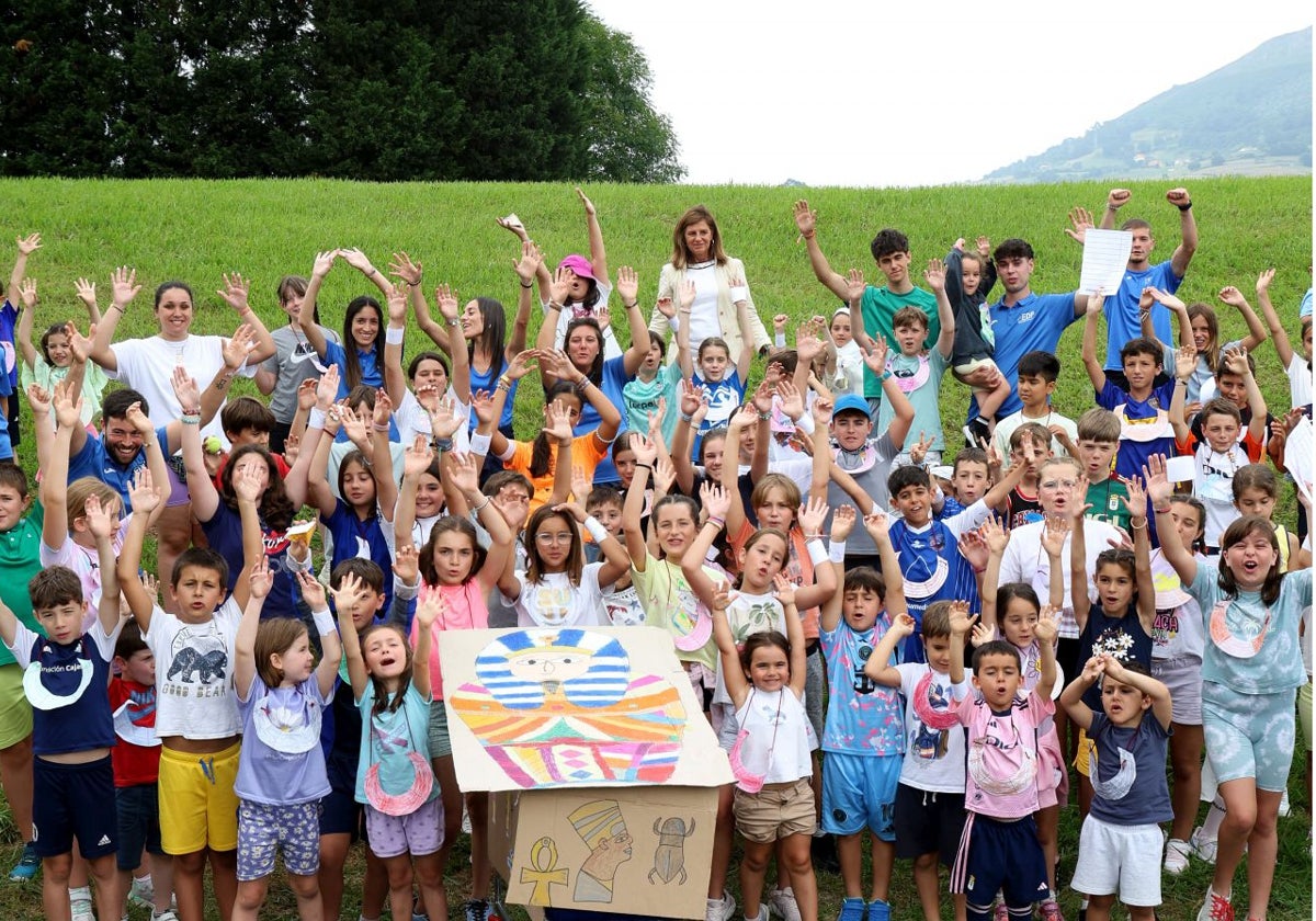 La concejal de Deportes, con los pequeños, durante su visita al PequeCampus.