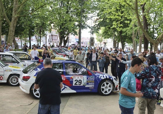 Coches del rallye el año pasado en el parque de El Muelle.