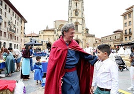 Alfonso II, 'el Casto', encarnado por el actor Ramón Langa, en la plaza de la Catedral, que se llenó de visitantes.