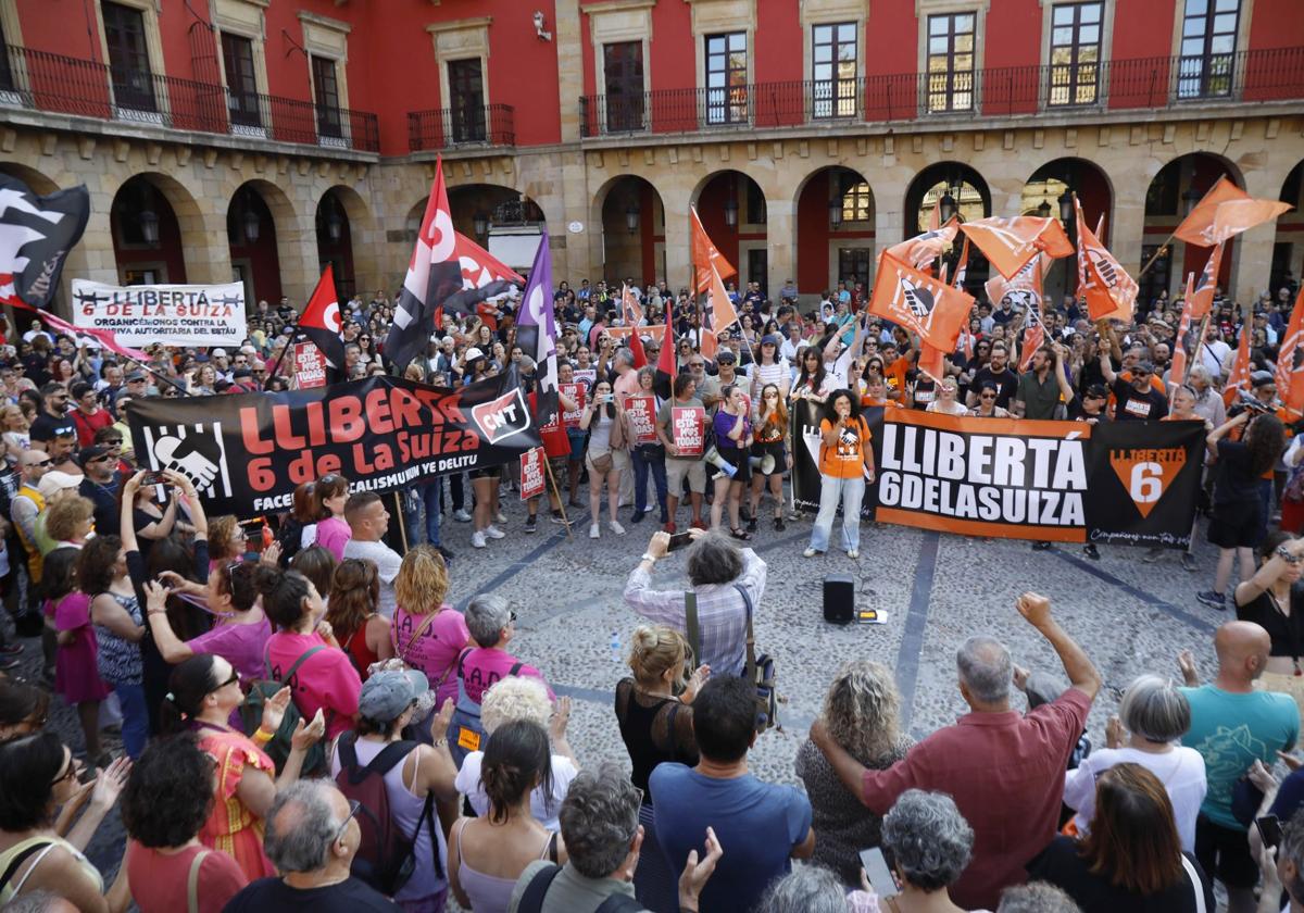 Manifestación en la plaza Mayor para exigir el indulto de 'las seis de La Suiza', tras su ingreso en prisión este jueves.