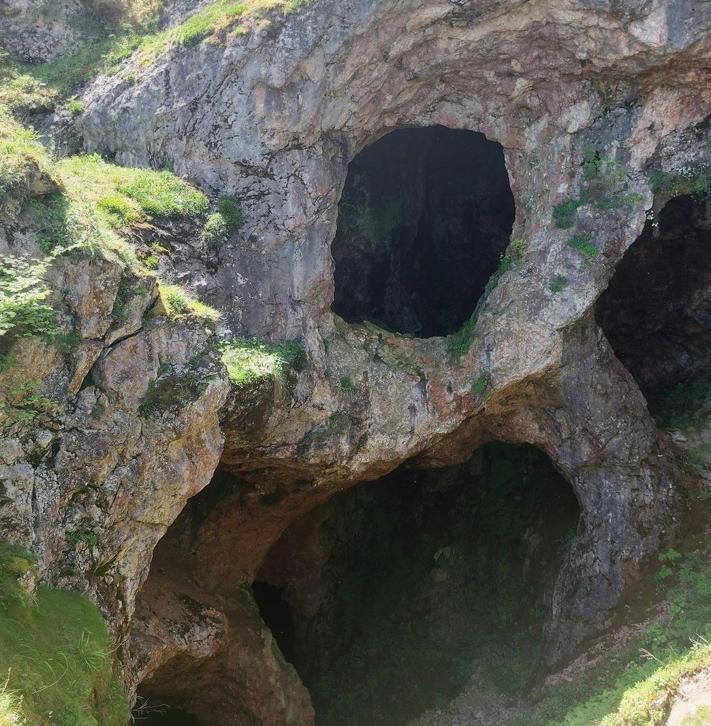 Imagen secundaria 2 - Cima del pico Santiago// vistas al Monsacro durante la ruta/ minas prehistóricas de Texeo.