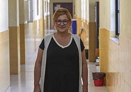 Susana Fonseca camina por uno de los pasillos del Centro Integrado de Formación Profesional Avilés.