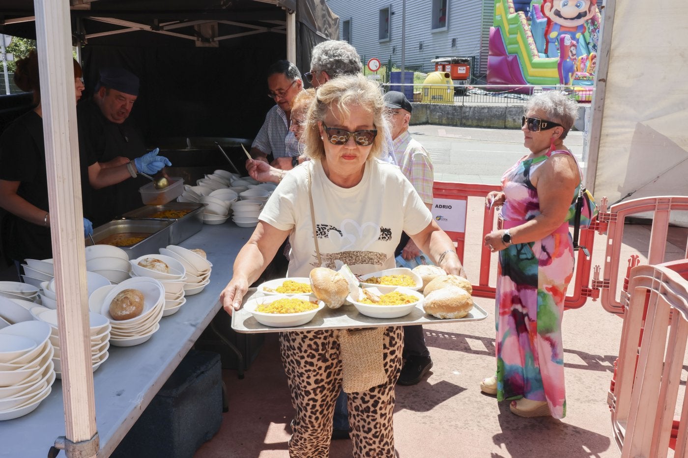 Con varios platos de arroz camino de la mesa.