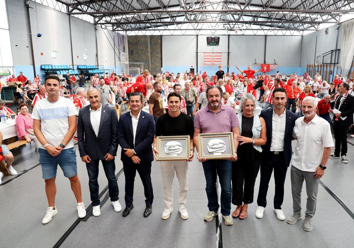 Foto de familia con los organizadores y premiados con El Molinón de Plata, en el Encuentro de Peñas Sportinguistas celebrado en Llanera.
