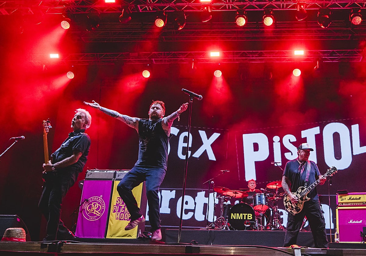 Glen Matlock, Frank Carter, Paul Cook y Steve Jones, durante su actuación en el Festival Cruilla de Barcelona del pasado jueves