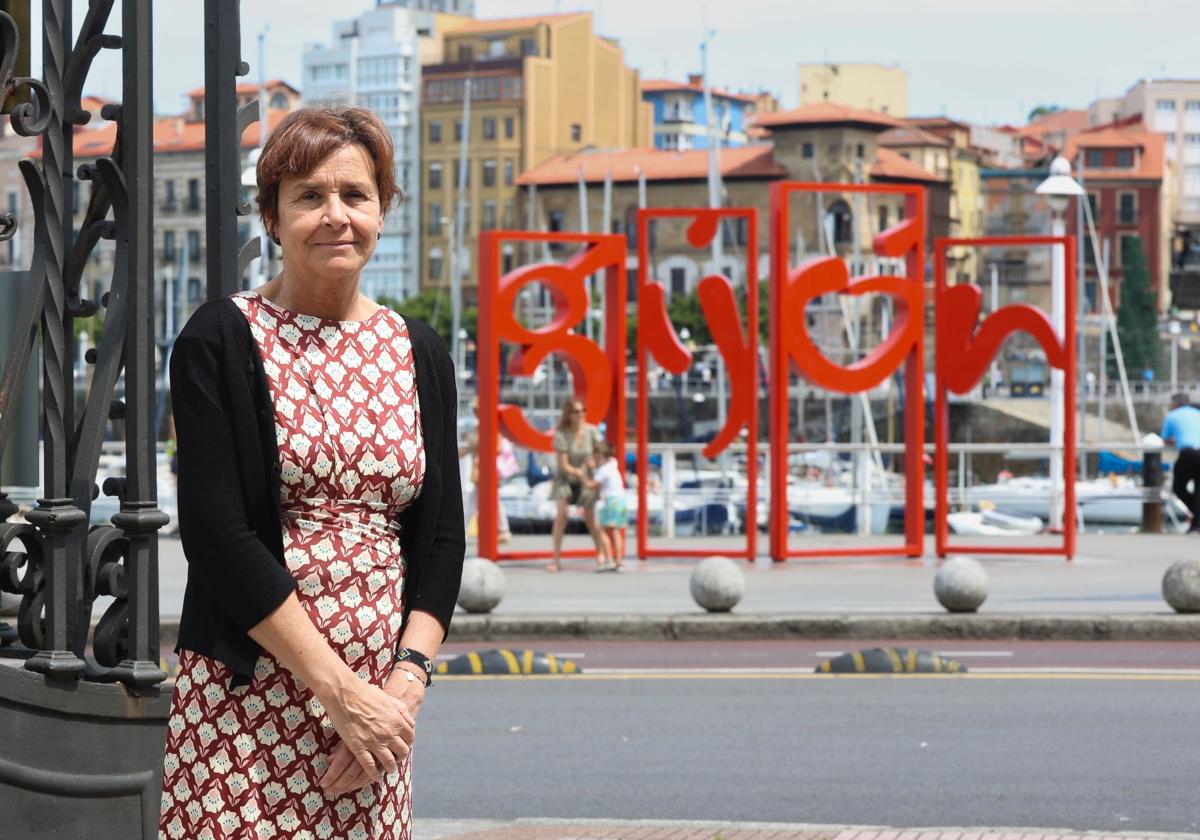 La alcaldesa Carmen Moriyón, junto a la histórica reja de acceso a la terraza del palacete del antiguo Banco Urquijo, con Las Letronas de fondo.