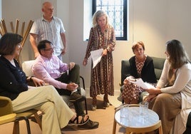 Por la izquierda, Laura Fonseca, jefa de Área de Gijón; Ángel M. González, director de EL COMERCIO; Carlos Amado, redactor; Leticia Álvarez, directora adjunta, la alcaldesa y María de Álvaro, jefa de Contenidos.