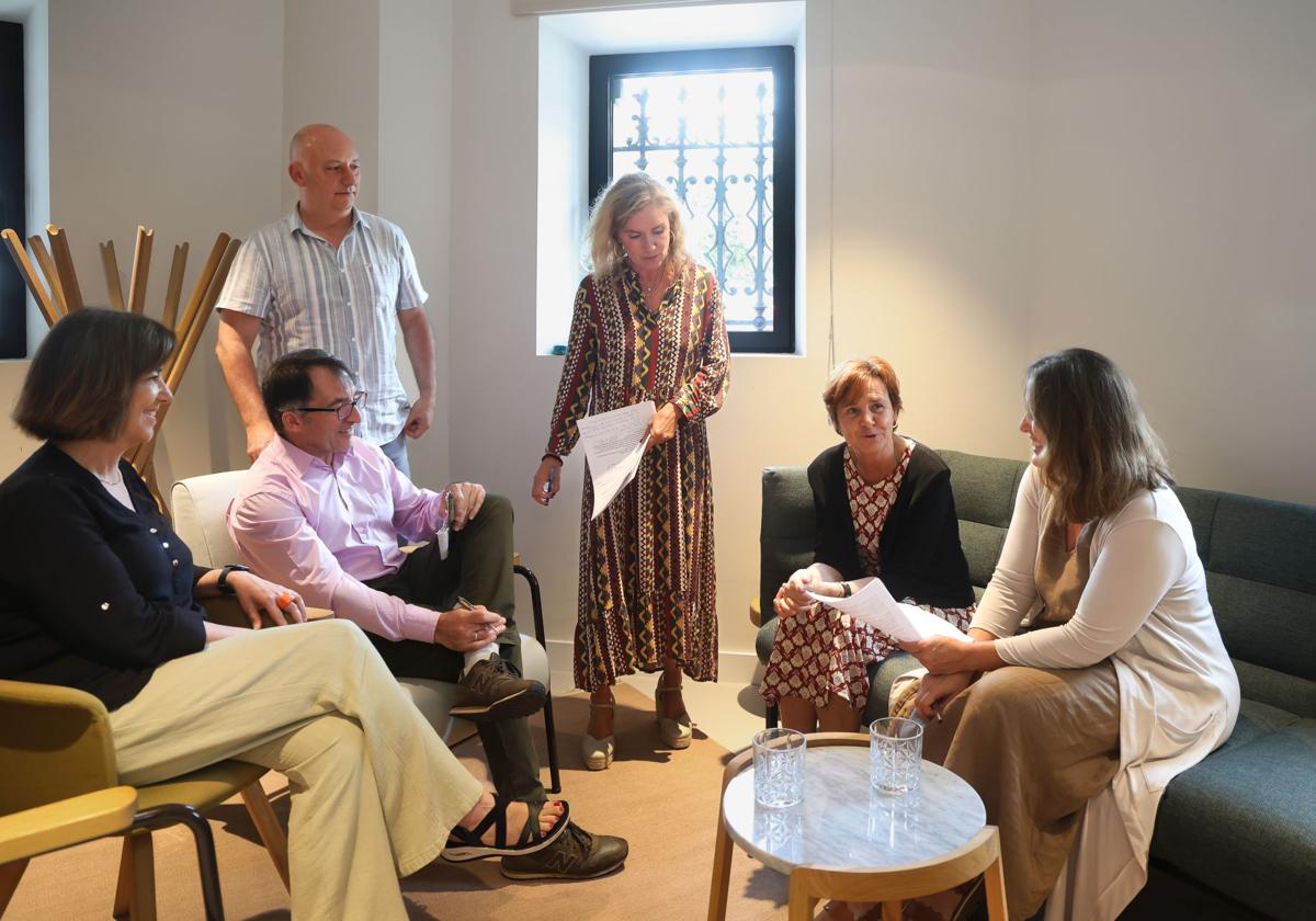 Por la izquierda, Laura Fonseca, jefa de Área de Gijón; Ángel M. González, director de EL COMERCIO; Carlos Amado, redactor; Leticia Álvarez, directora adjunta, la alcaldesa y María de Álvaro, jefa de Contenidos.