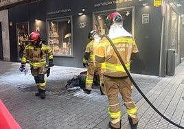 Los bomberos, con la silla de ruedas incendiada.