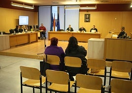 La acusada, a la derecha, durante el juicio junto a su madre.