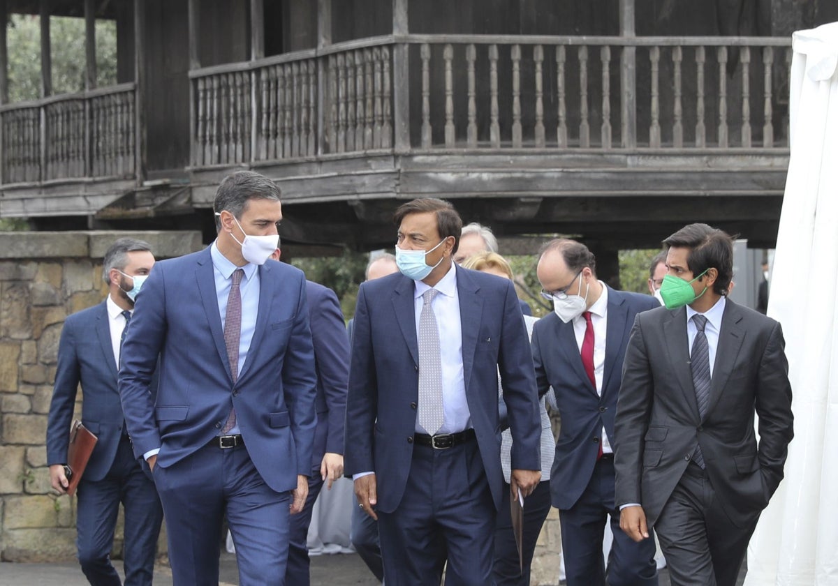 Pedro Sánchez, Lakshmi Mittal y Aditya Mittal, el 13 de julio de 2021, en Gijón.