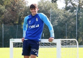 El futbolista Oier Luengo, apoyado en una de las porterías pequeñas en El Requexón.