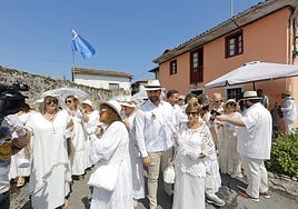 Álvaro Queipo, presidente del PP de Asturias, en la Feria del Indiano, en Colombres.